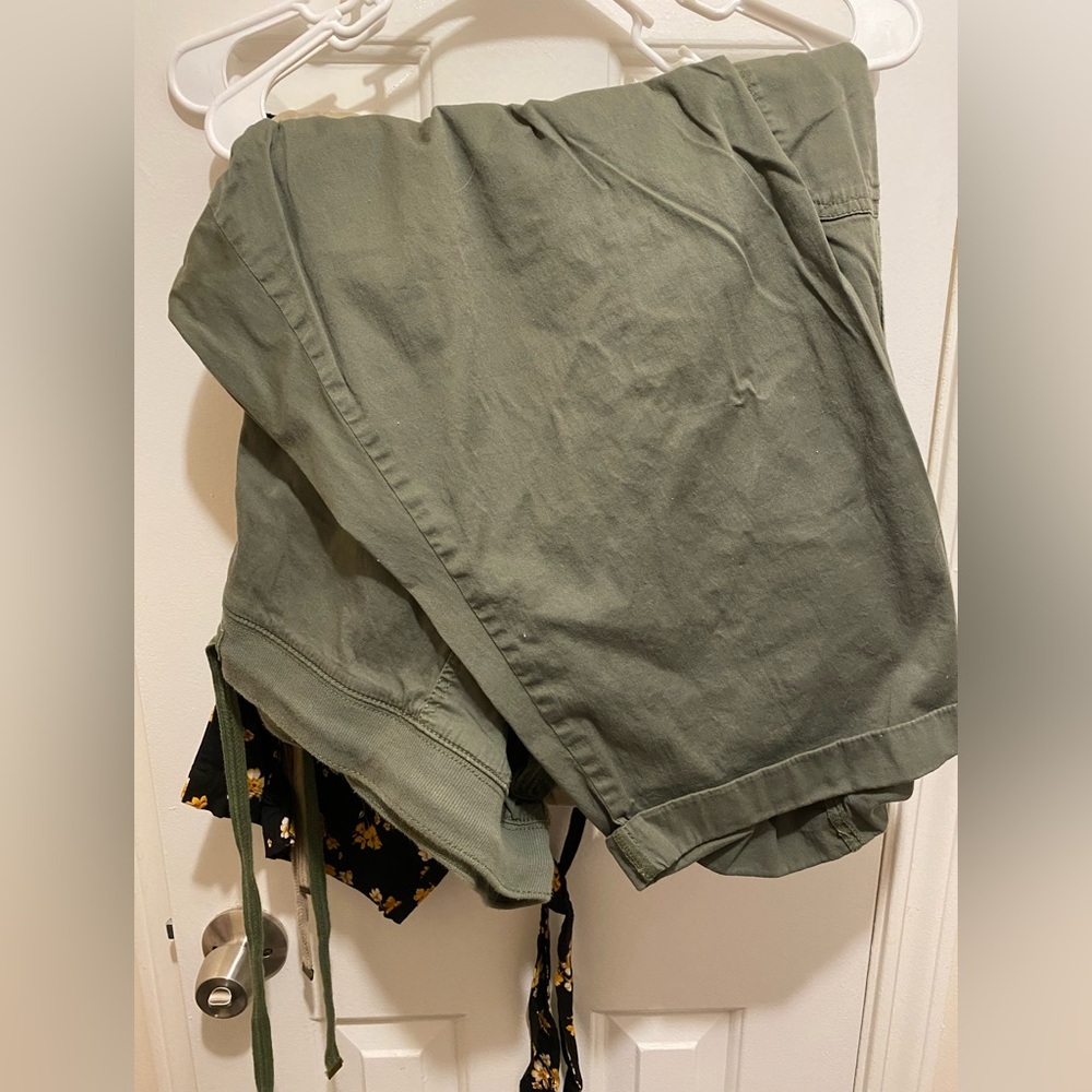 Women’s army green cargo capris